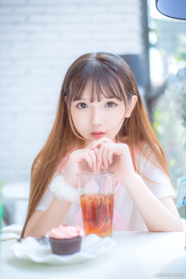 “不行，今日我一定要见到主公！”刘璝冷哼一声，厉声喝道，说着就要往里闯，几名守卫不依，双方在刺史府外纠缠在一起。